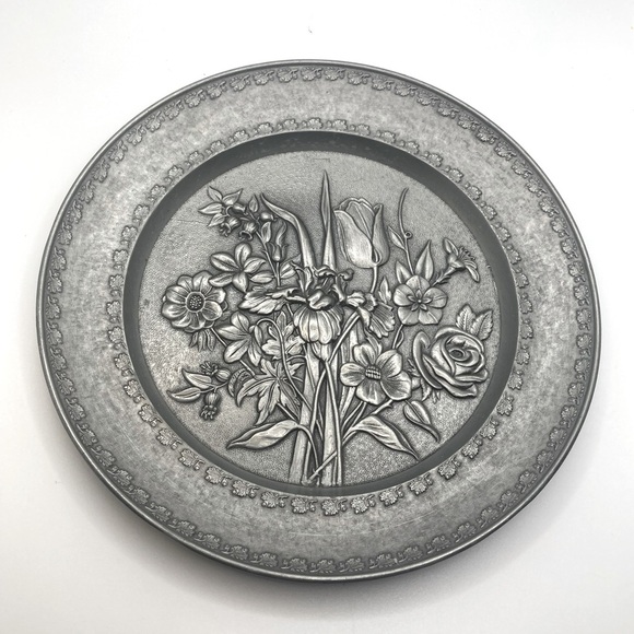 Vtg Pewter Floral Flowers Image Wall Hanging Plate Wall Art Decor Italy 7.5” - Picture 1 of 5